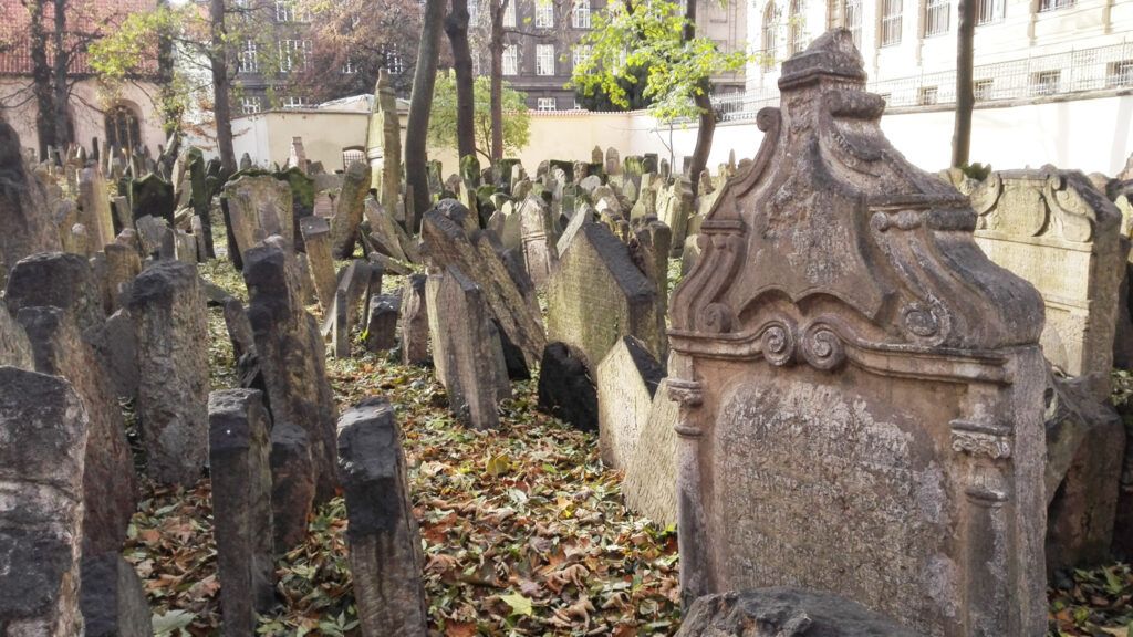 Návštěva starého židovského hřbitova na Josefově na Starém měste pražském