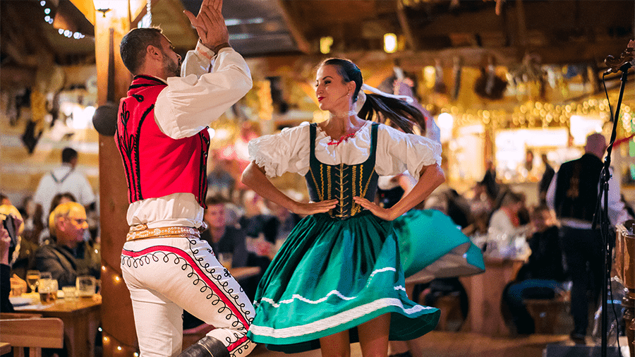 Folklorní večer v Praze s českou muzikou a jídlem, Guide Prague