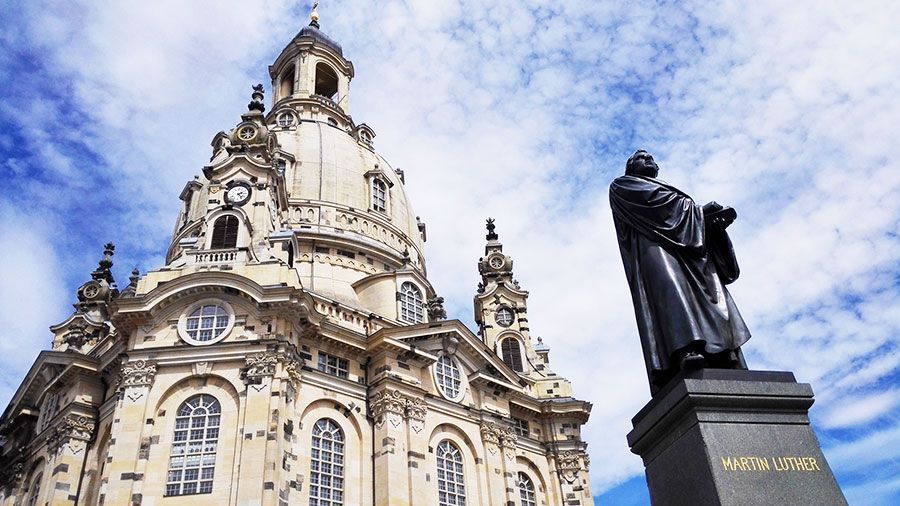 socha Martina Luthera a kostel Frauenkirche v Drážďanech, Guide Prague