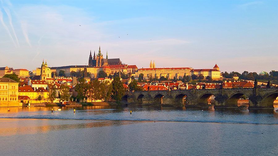 Pražký hrad při západu slunce, Guide Prague