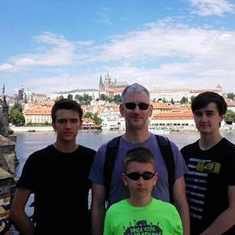 Boys-in-Prague-on-a-guided-tour-with-Guide4advanced